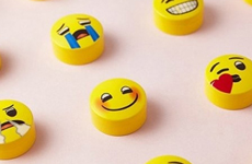 臺(tái)灣品牌推出Emoji面膜 可以直接把表情包掛臉上